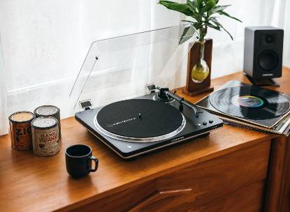 Playerul de vinil Audio-Technica AT-LP60XBK